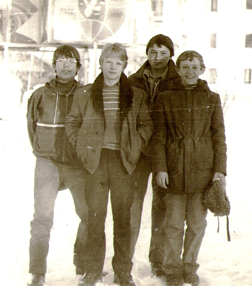 Дружков Сергей, Куренков Валера, Джунусходжаев Азиз, Татаров Виталик.  Хайдаркан, зима 1985 года.