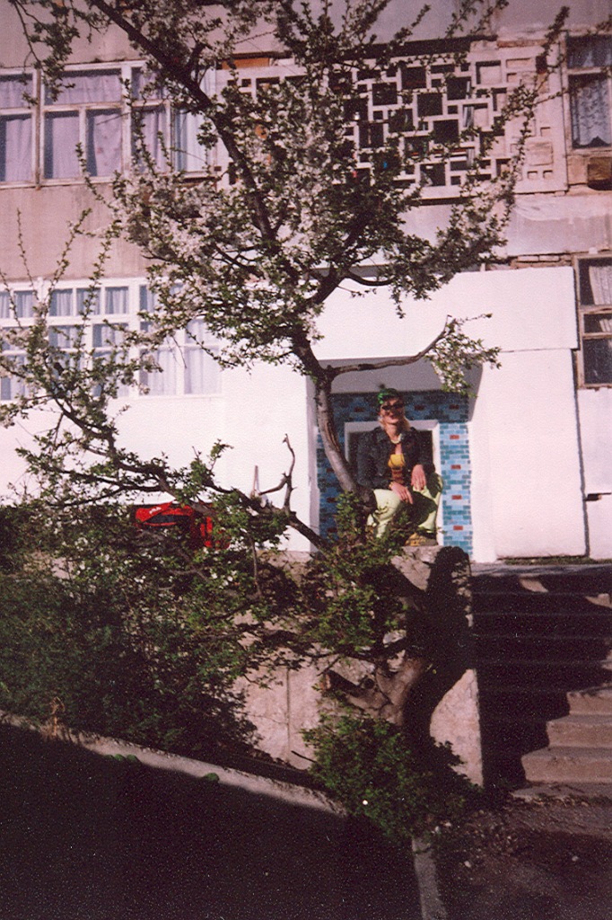 двор дома 32 по ул. Кирова, Хайдаркан, 2007 год
