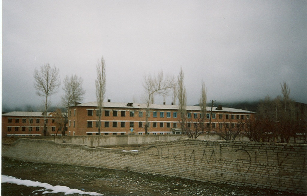 Корпуса бывшего интерната, ныне военного гарнизона, Хайдаркан, 2007 год