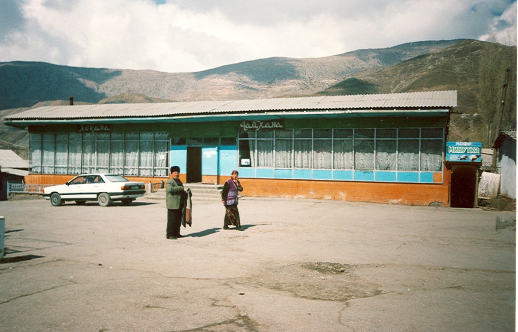 Базарная площадь в будний день, Хайдаркан, 2007 год