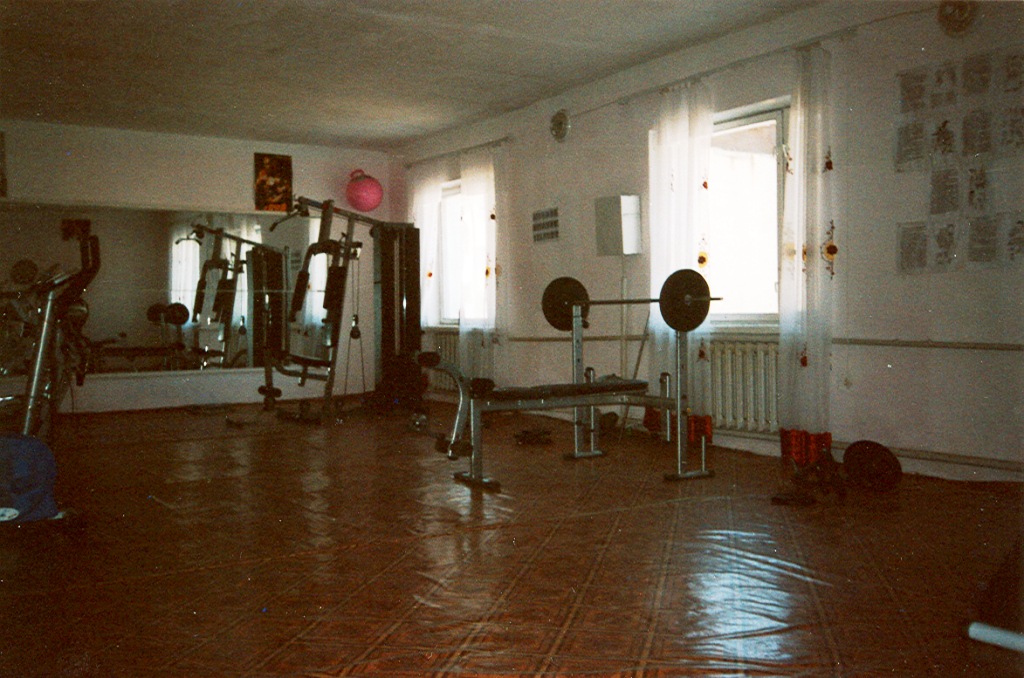 Тренажерный зал в здании общежития, Хайдаркан, 2007 год