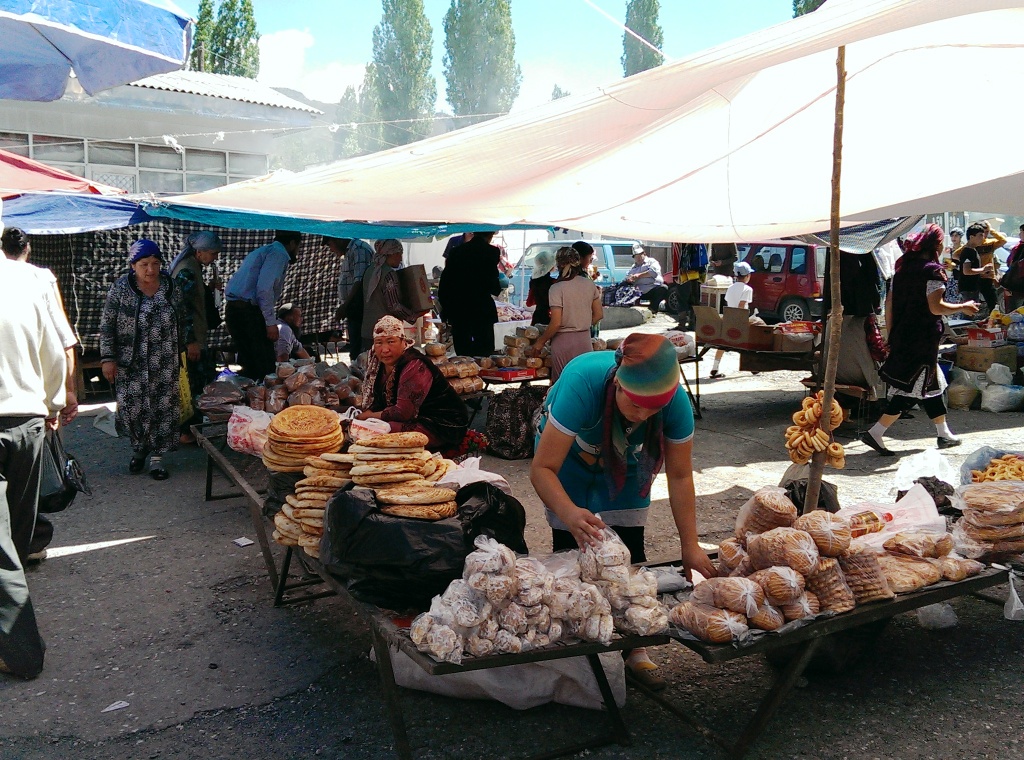 Хлебо-булочный ряд Хайдарканского базара