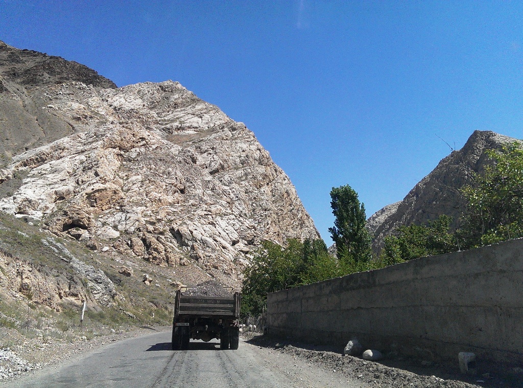 Дорога в районе Джидалика, Киргизия