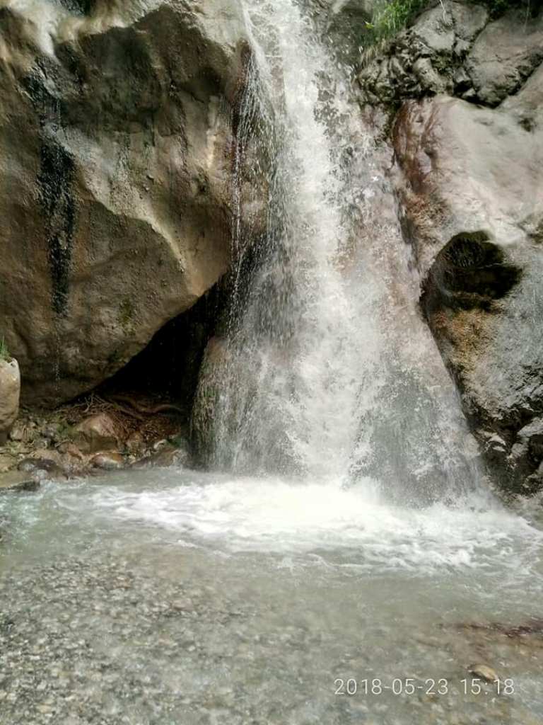 Водопад в ущелье в горах Чаувая.