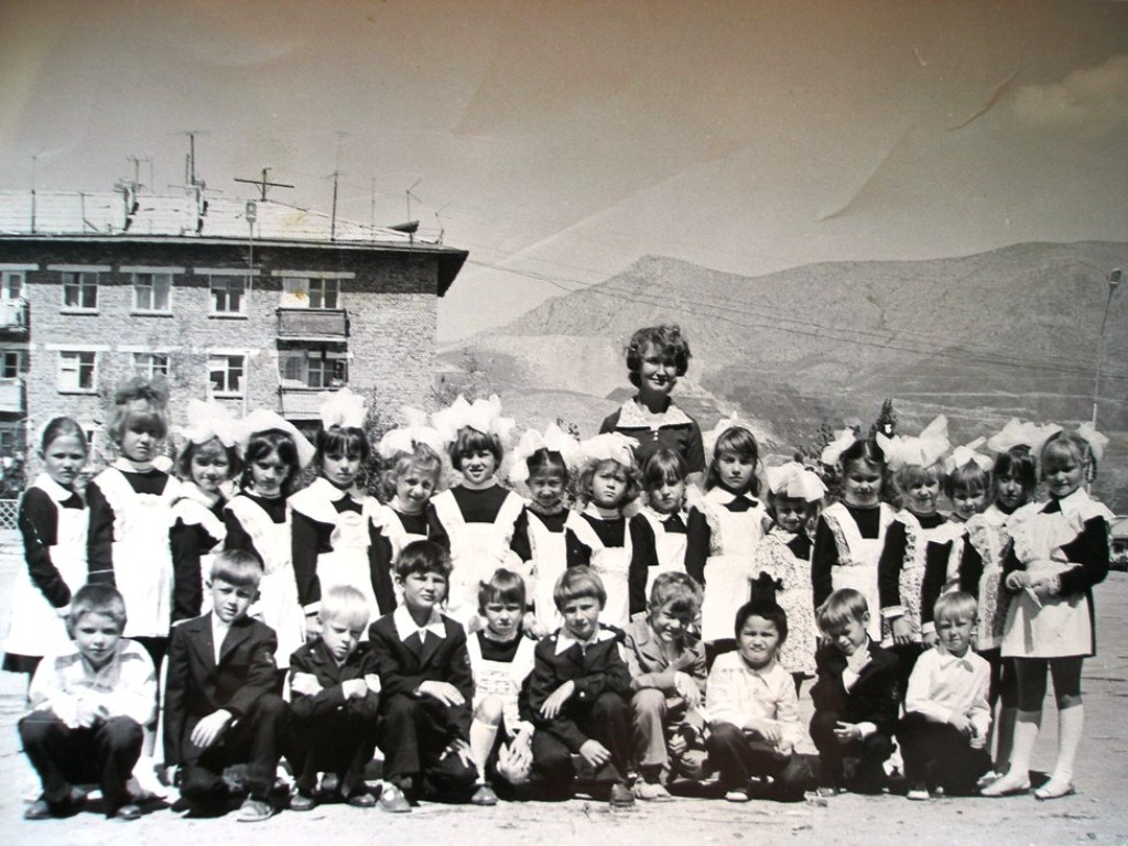 1-й "В" класс Хайдарканской средней школы № 20, 1979 год 