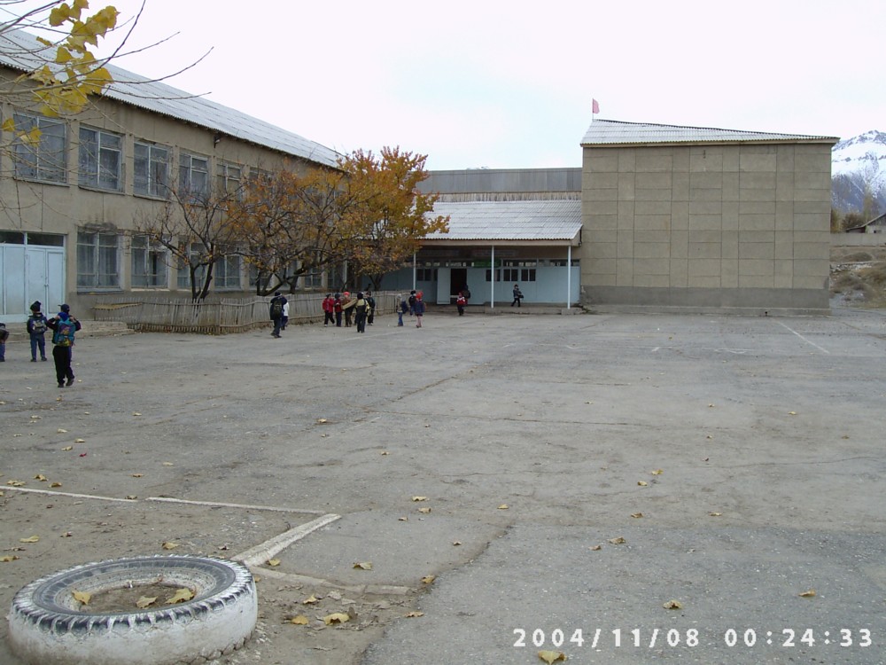 Хайдаркан, осенний двор школы № 20 , 2004 год