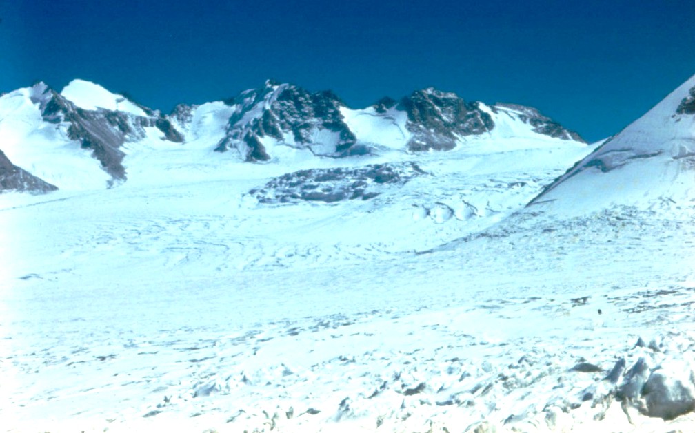 Вид со стороны мульды на Большой Ледопад. Справа отрог Ригеля.