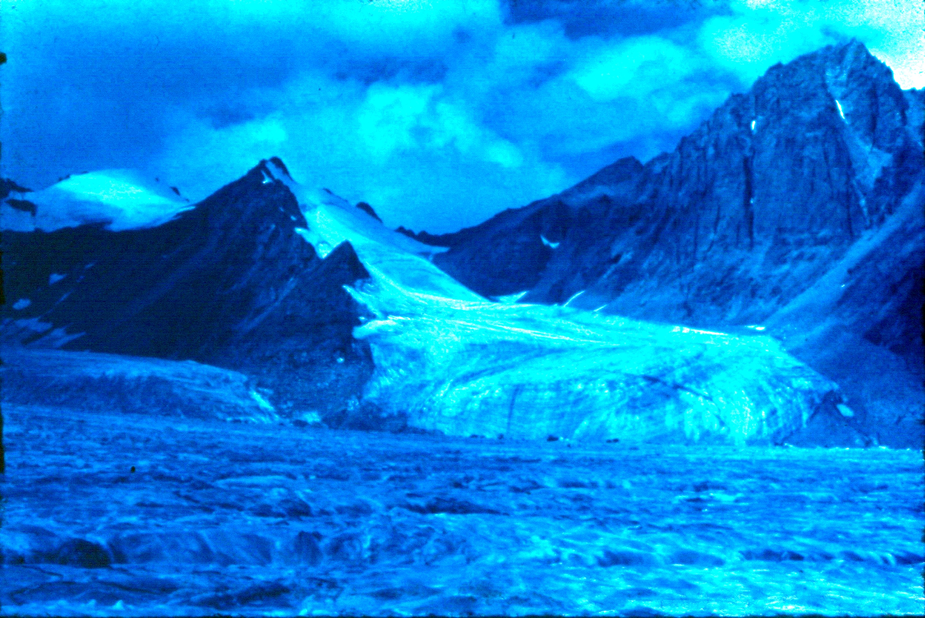 Висячий ледник, левый приток ледника Абрамова