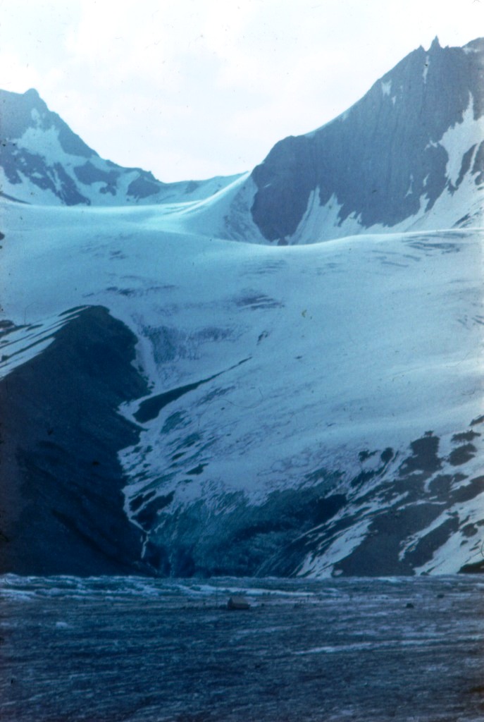 Висячий ледник – боковой приток ледника Абрамова. 