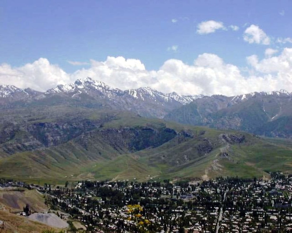 Вид с горы на Хайдаркан и Алаудинское ущелье