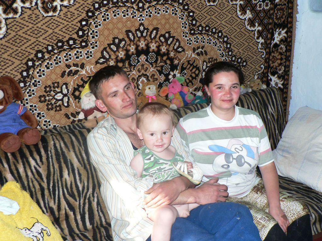 Юля Ахметвалиева с мужем и сыном, Усть-Каменогорск, 2007 год