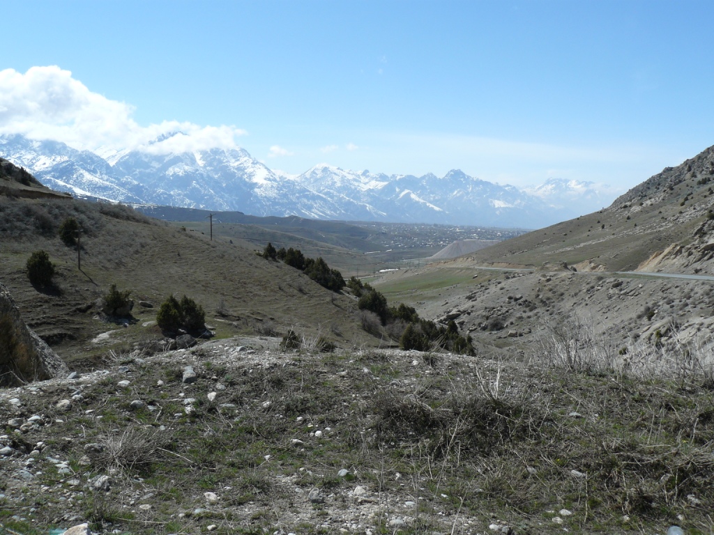 Вид на Хайдаркан с перевала, март 2009 года