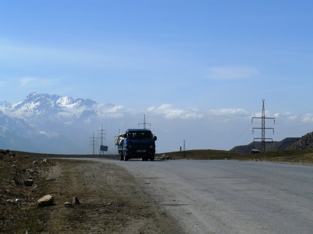 На Хайдарканском перевале, март 2009 года