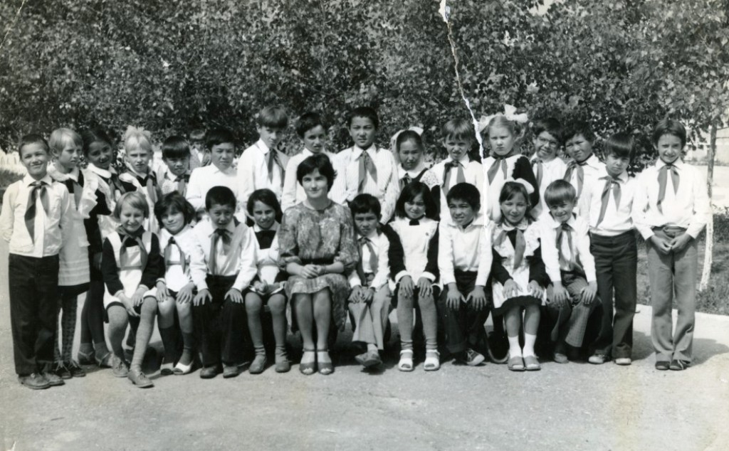 3-й "В" класс (выпуска 1988 -го года) средней школы № 20 имени 60-летия Октября, 1981 год
