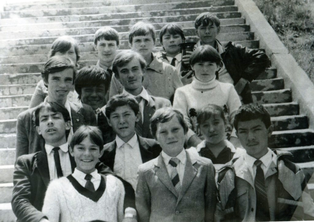 8 "В" на лестнице за школой после последнего урока, 1986 год