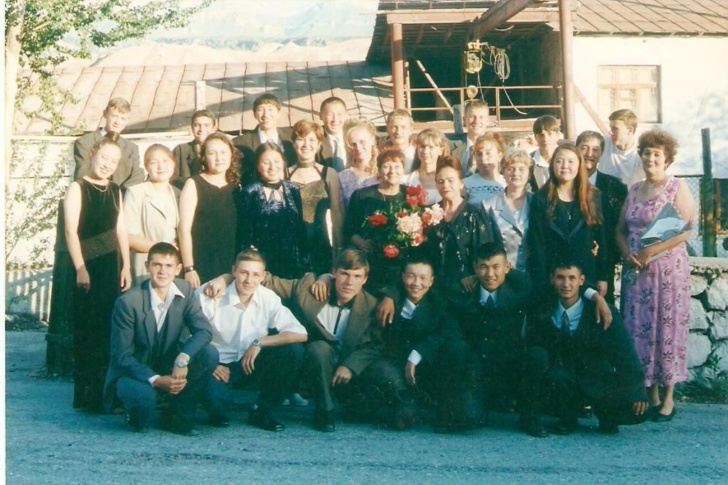 Выпускники 2001 года средней школы № 20, Хайдаркан, Кыргызстан
