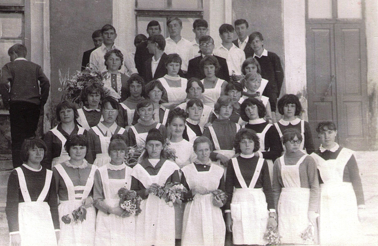 Фото выпускников 1969 года Хайдарканской средней школы