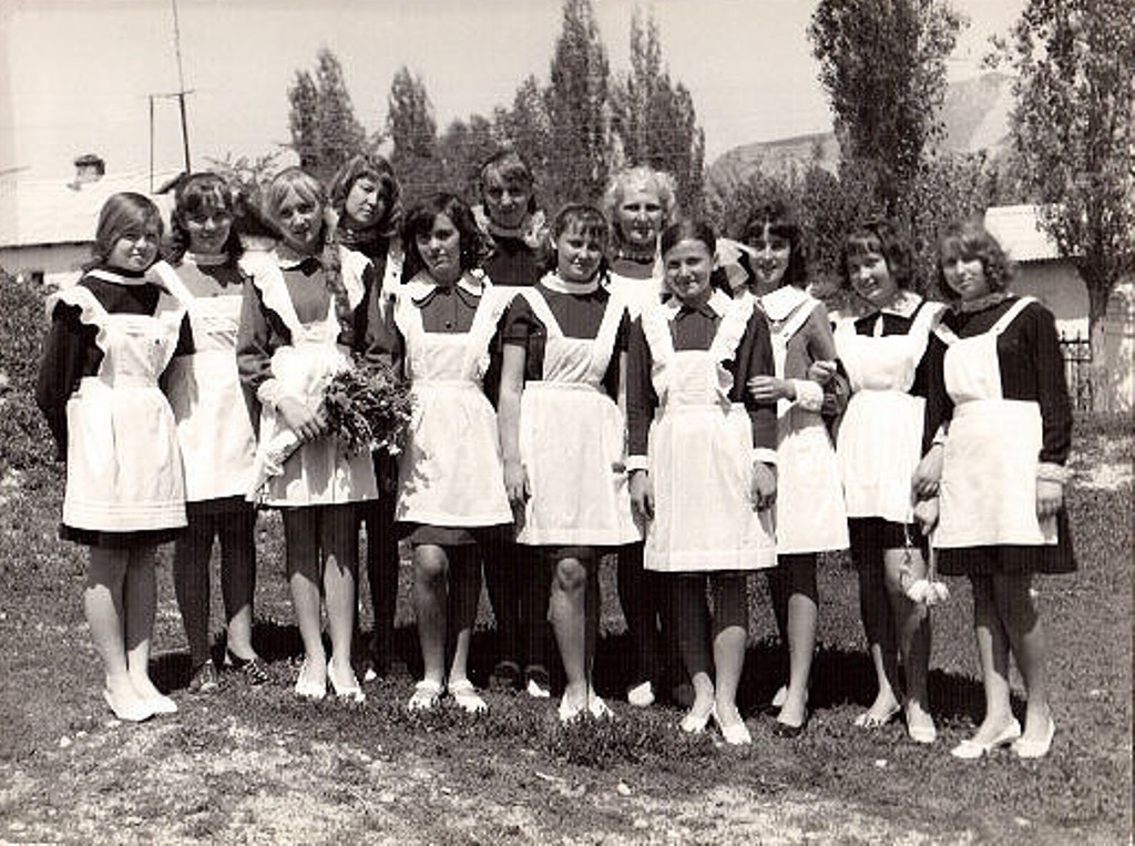 Хайдарканские выпускницы 10 "А" класса, 1973 год