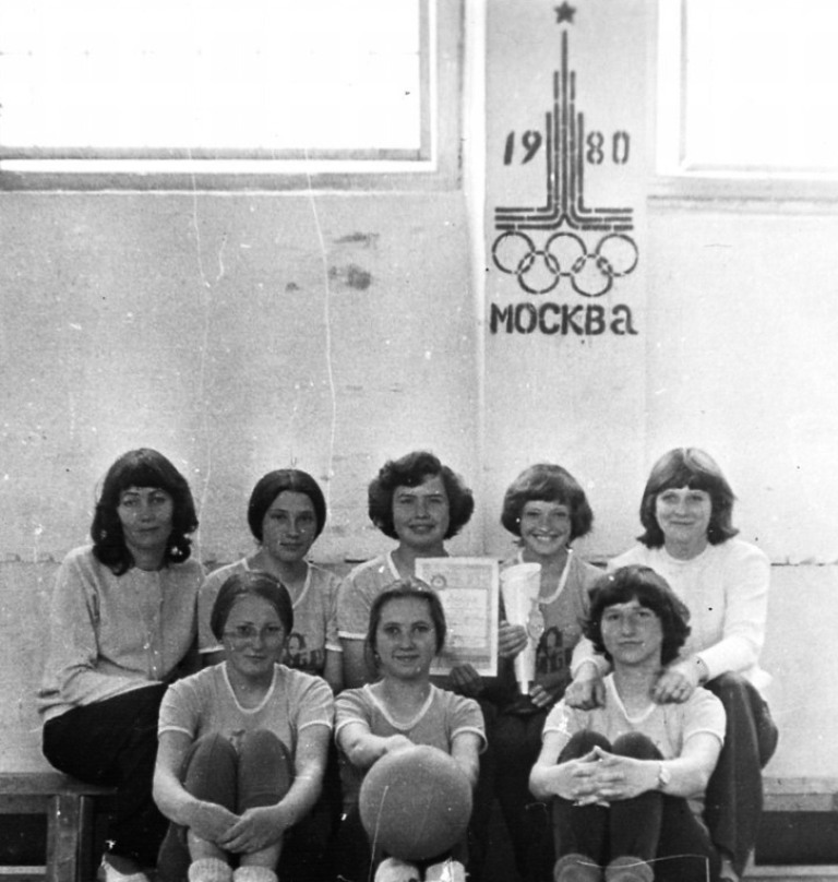 Баскетбольная команда Хайдарканской школы 1979 года.