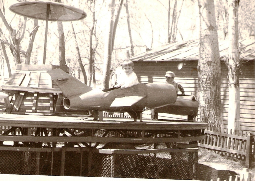 фото на детском аттракционе в Хайдарканском парке культуры, начало 70-х