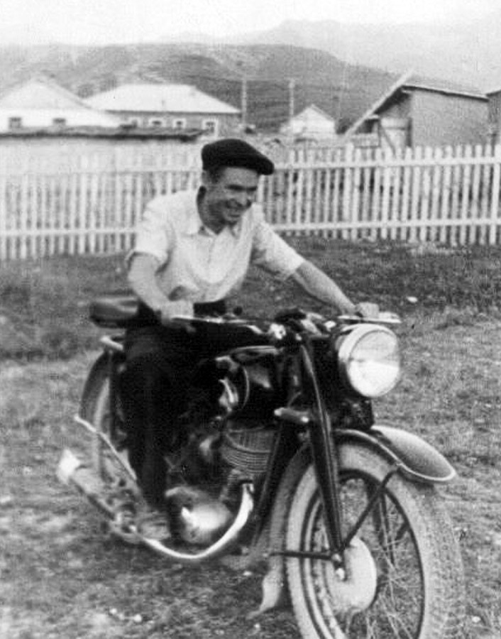 Первый мотоцикл в Хайдаркане, 1953 г.