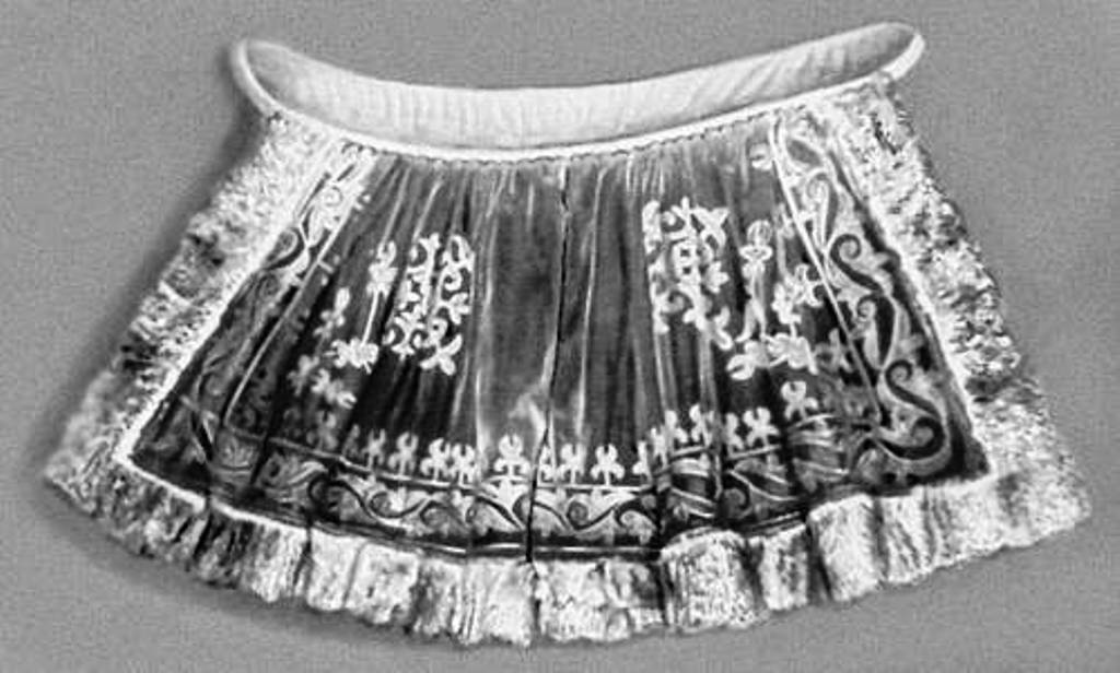 М. Токобаева. Деталь национального костюма — юбочка из бархата с аппликацией, вышивкой и меховой отделкой