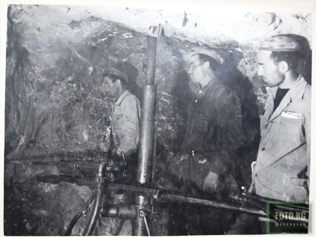 Работа на буровой тележке на Хайдарканском руднике, 1956 год