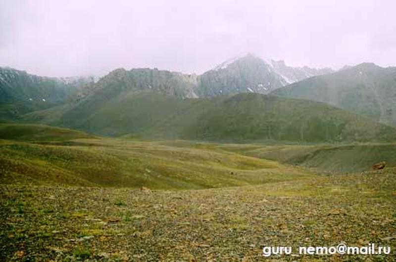 Долина (плато) перед перевалом Гёомуш (Гаумыш), Алай