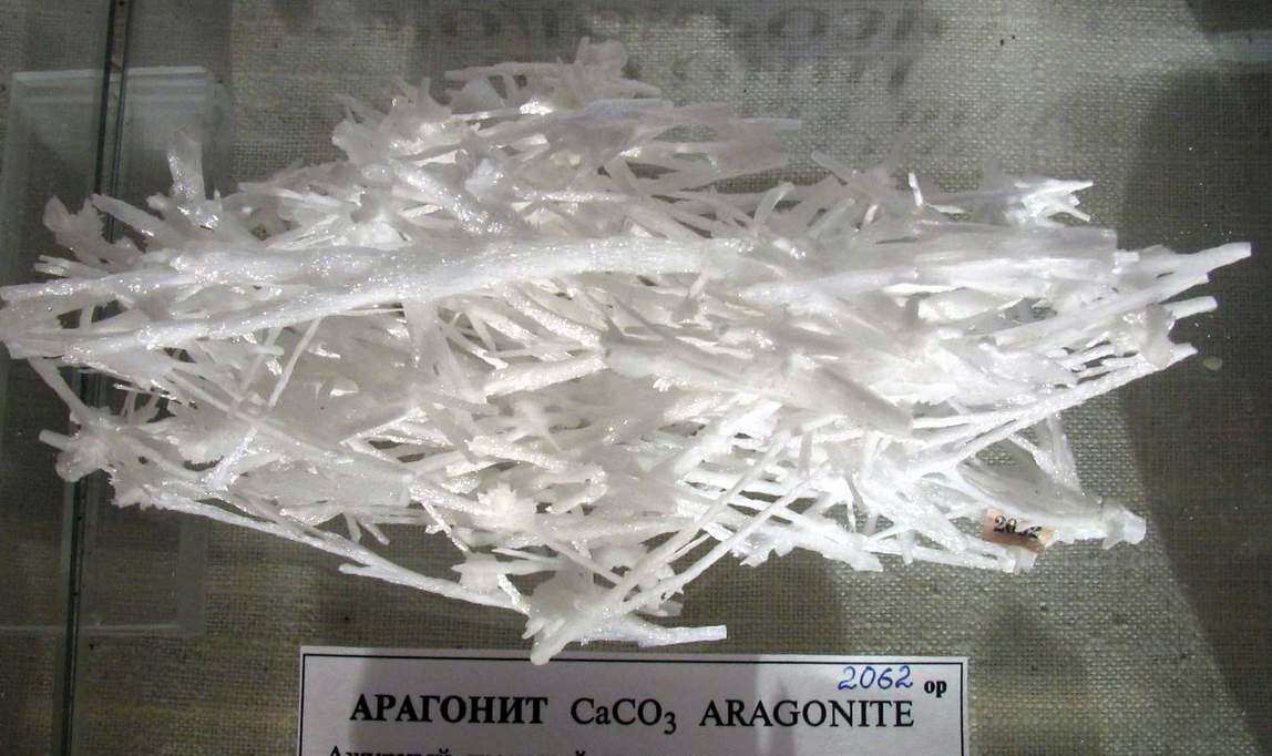 Арагонит. Ажурный ячеистый каркас из кристалликтитов. Пещера "Гипсовая", Хайдаркан, Ю. Киргизия.