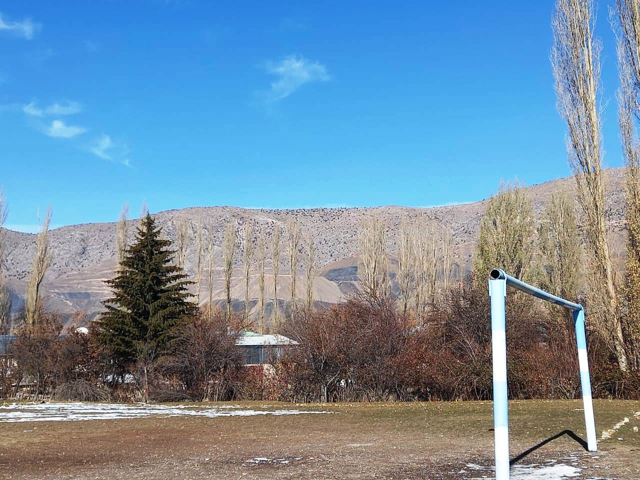 Хайдаркан. Вид со спортплощадки киргизской школы в сторону улицы Крупской чуть крупнее, ноябрь 2021 года