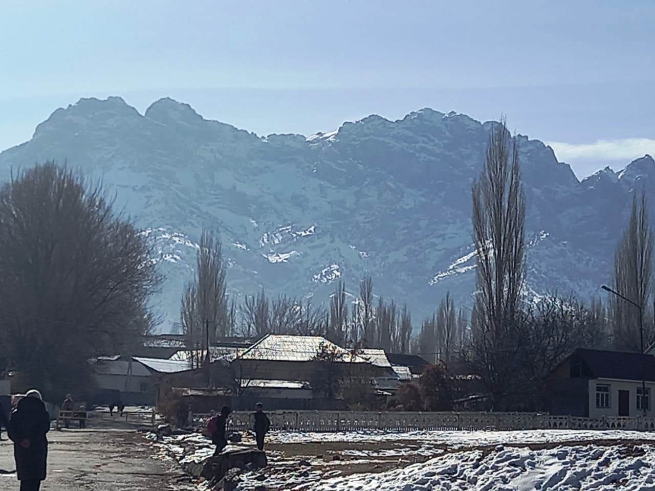Айдаркен. Вид на горный хребет со спортплощадки Киргизской школы. Ноябрь 2021 года