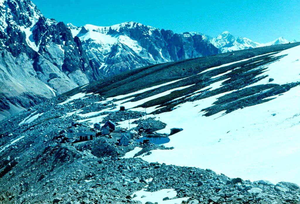 Гляциологическая станция на леднике Абрамова