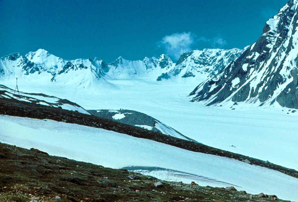 Вид на краевую морену и тело ледника Абрамова