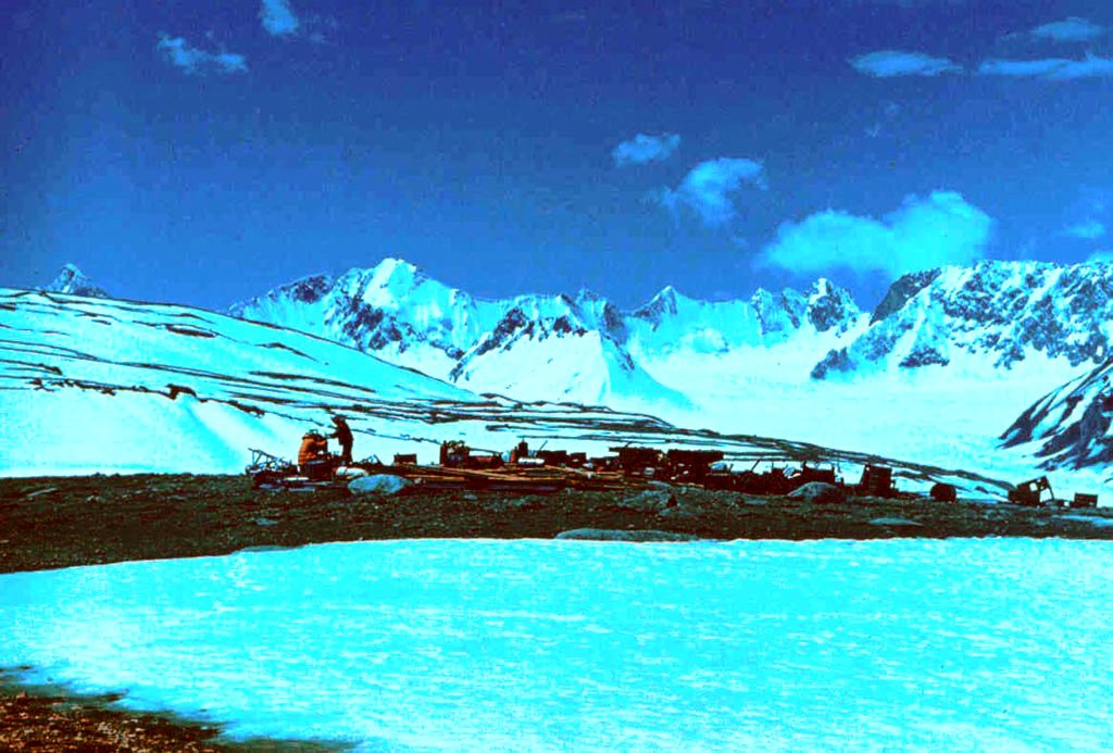 Вертолётная площадка на краевой морене ледника Абрамова