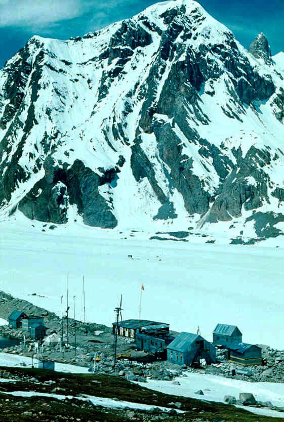 Гляциологическая станция на краевой морене ледника Абрамова