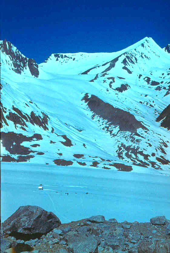 Гляцологический измерительный пост на леднике Абрамова