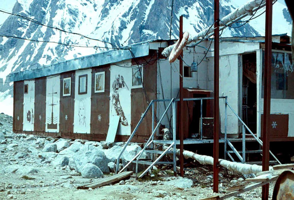Жилой корпус гляциологической станции на леднике Абрамова