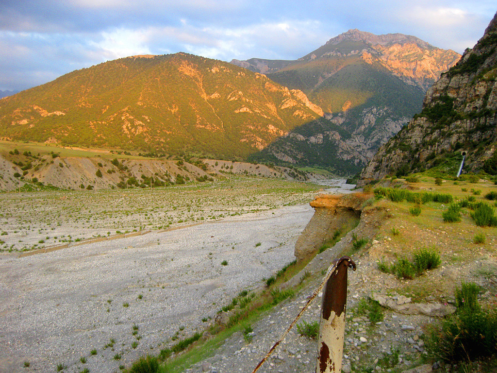 Вид на прежнее русло (сай) реки Галуян (Гавиан), Южная Киргизия