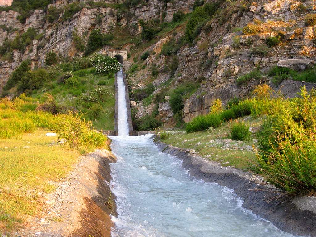 Гидротехнический тоннель и искусственное русло горной реки Галуян, Южная Киргизия