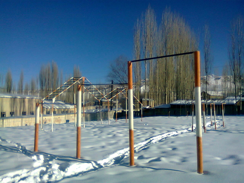 сопртивная площадка за русской школой в Хайдаркане