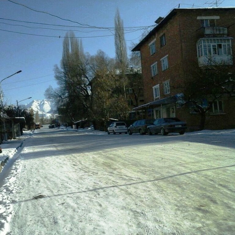 Заснеженная улица Горняков в Айдаркене