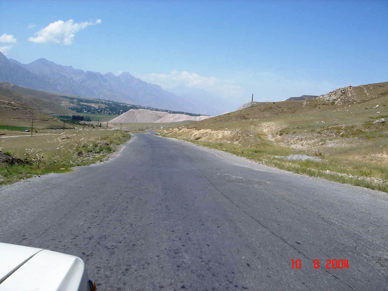 Пейзажи при спуске с Хайдарканского перевала
