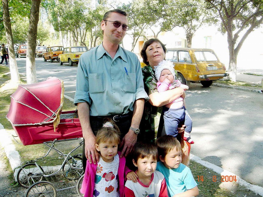 Руслан Аралов с детьми и мамой, Хайдаркан, 2004 год