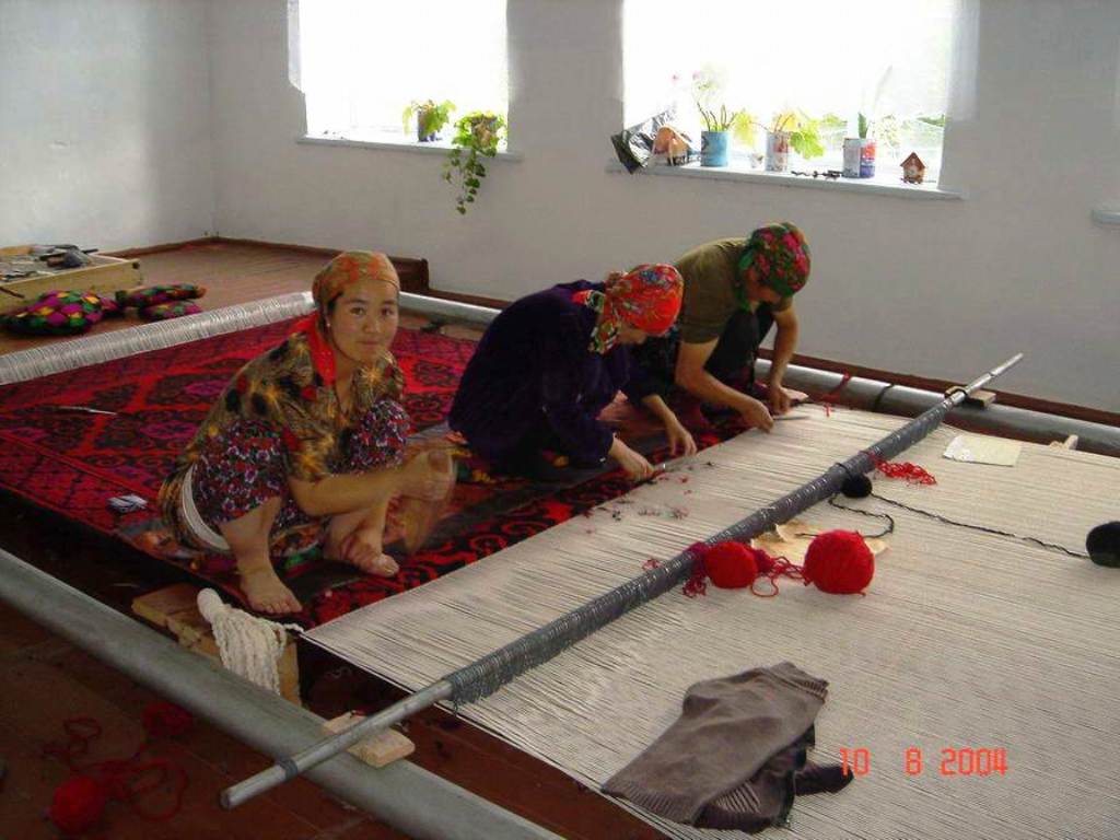 В процессе ткания национального киргизского ковра