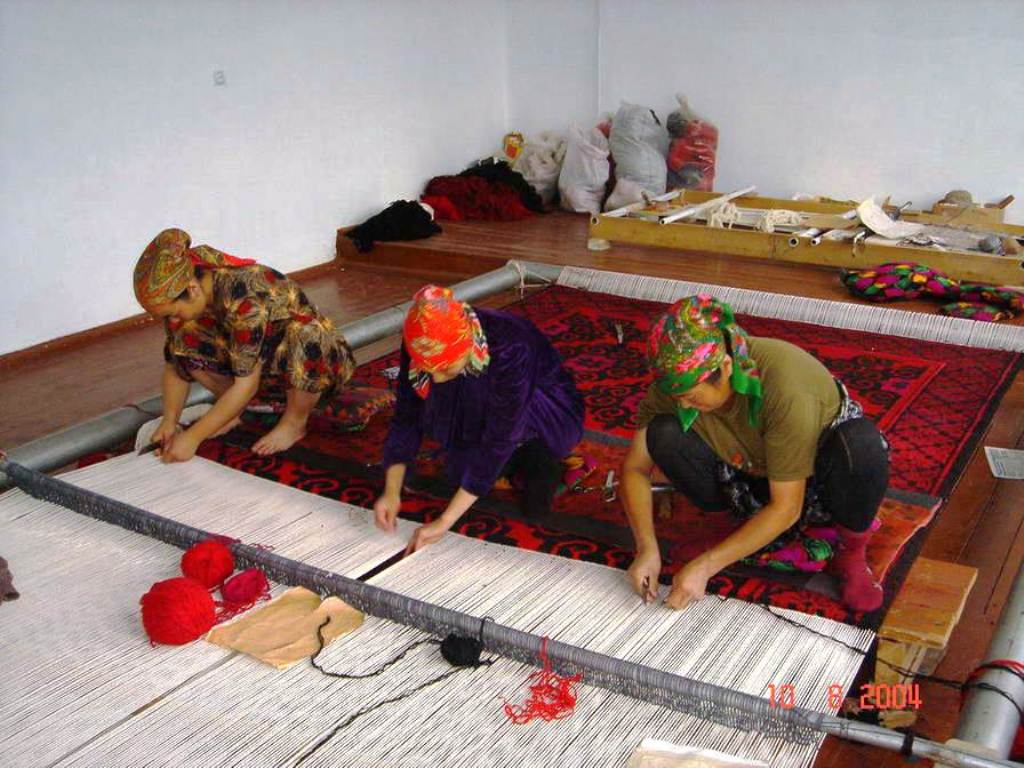 Ткание ковров - одно из направлений деятельности ХайБИ