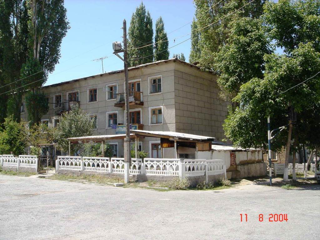Угловой дом на Крупской и Матросова, Хайдаркан