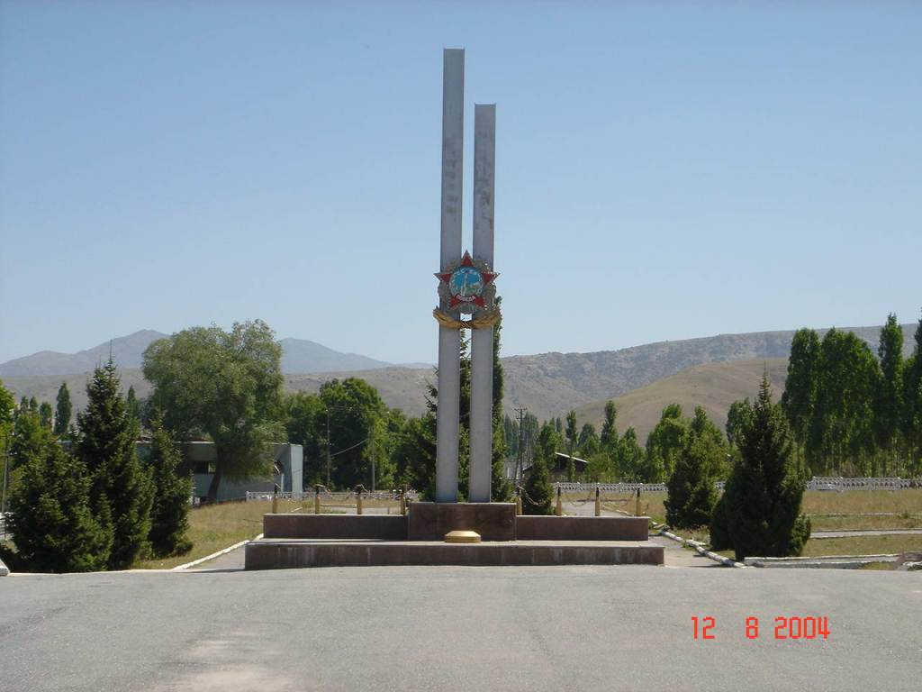 Хайдаркан, памятник участникам ВОВ около Дворца Культуры