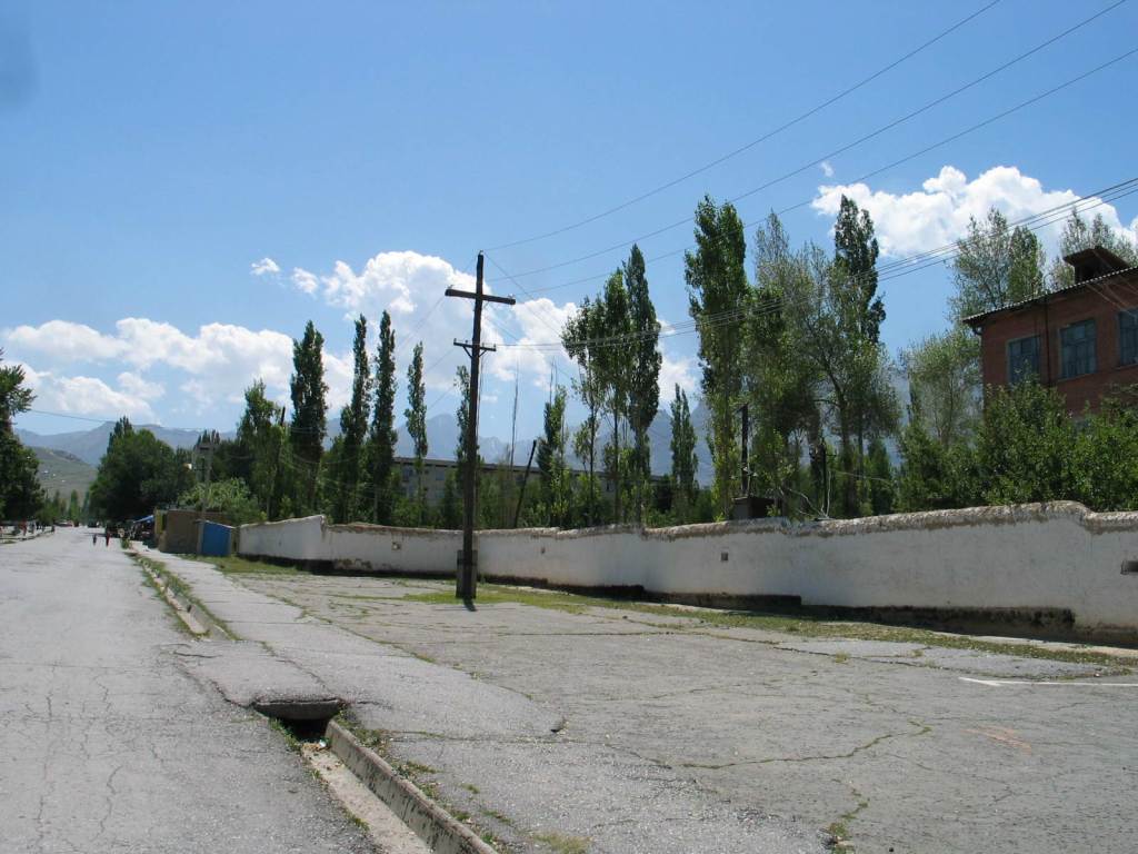 Нынешний забор воинской части, бывшего интерната в Хайдаркане