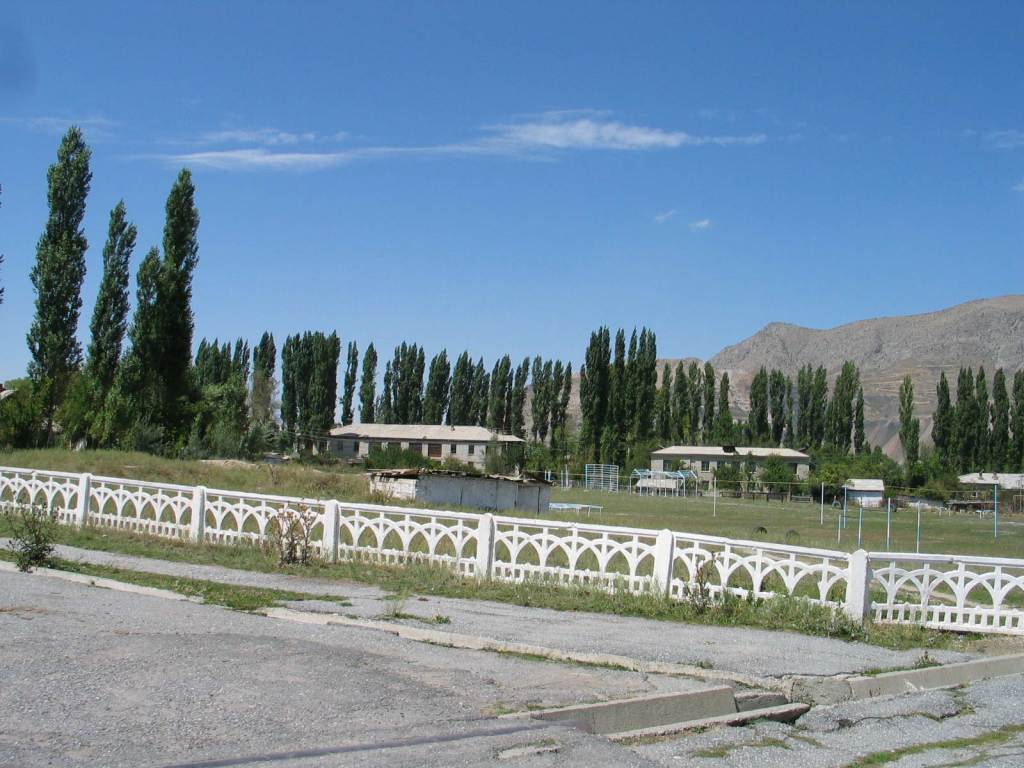 Хайдаркан, спортплощадка около  Киргизской школы