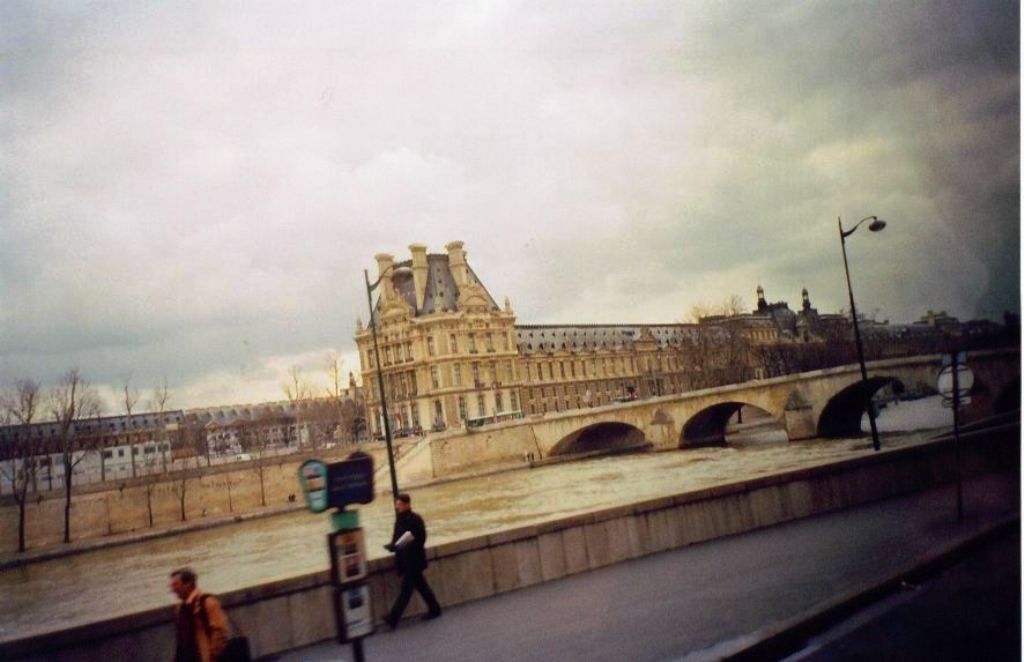 Париж, река Сена, весна 2005 года